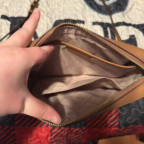 Michael kors crossbody bag ! - Picture 4 of 7